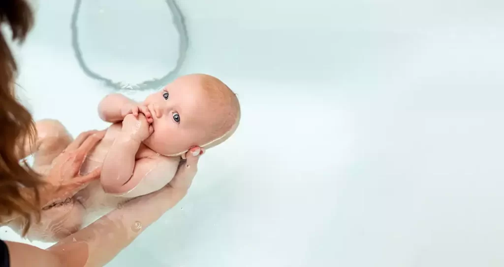 bebé y baños, bebe baño de sol, bebes baño, bebe baños de sol, mi bebé llora mucho después del baño